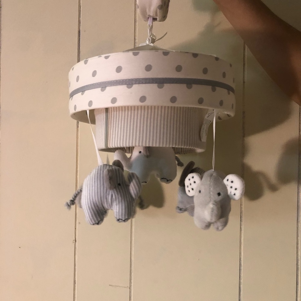 Crib mobile elefants, with lullaby